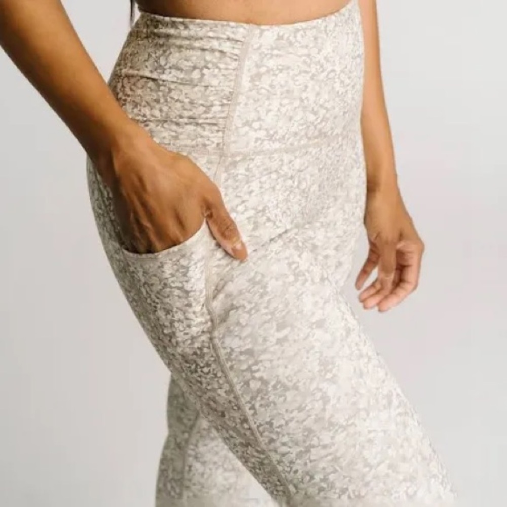 ZYIA Bentonite Ruched Pocket Hi-Rise 7/8 24” (Size 6-8, NWOT)